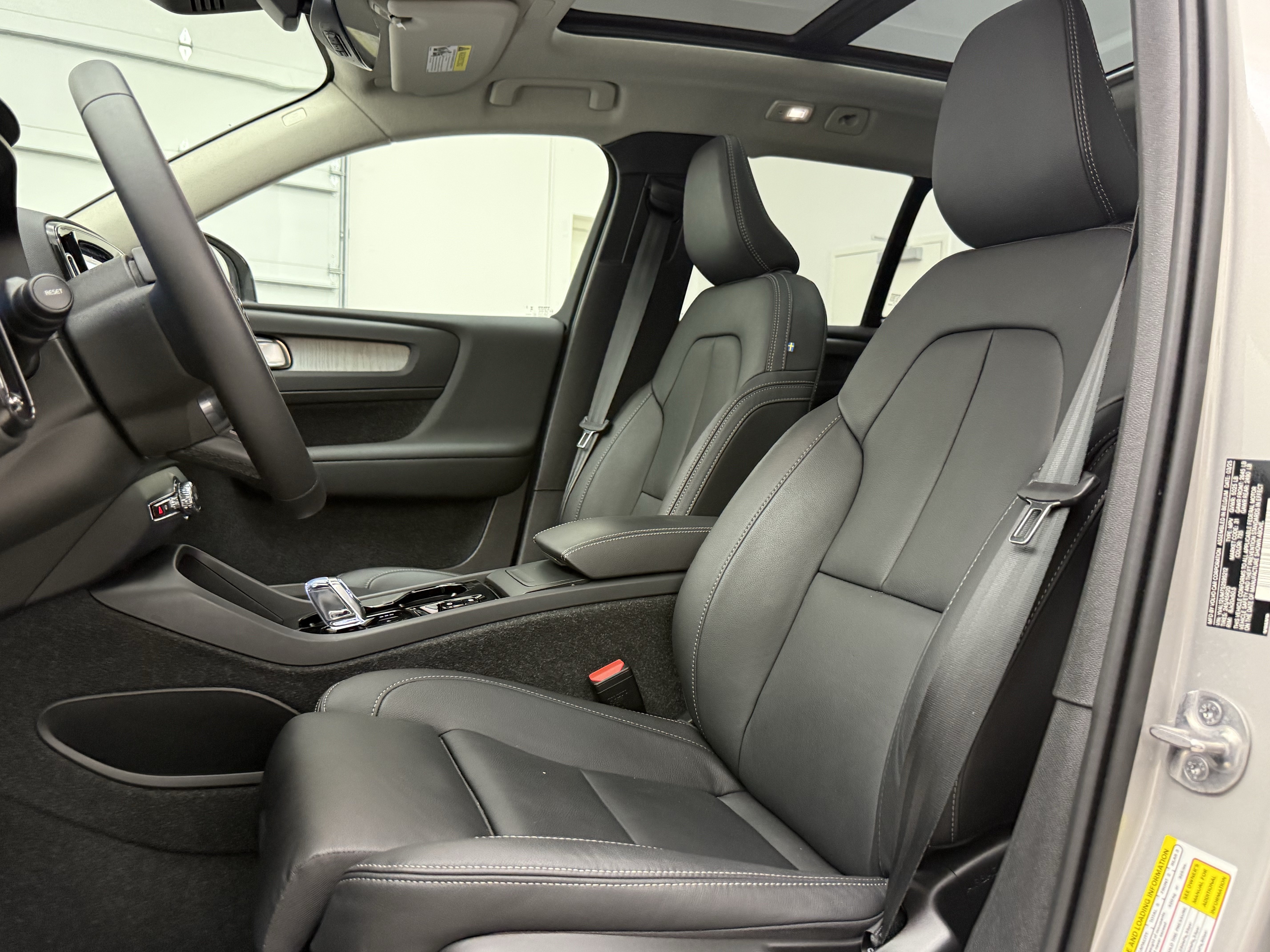 Certified 2025 Volvo XC40 B5 Ultra AWD/4WD image 14