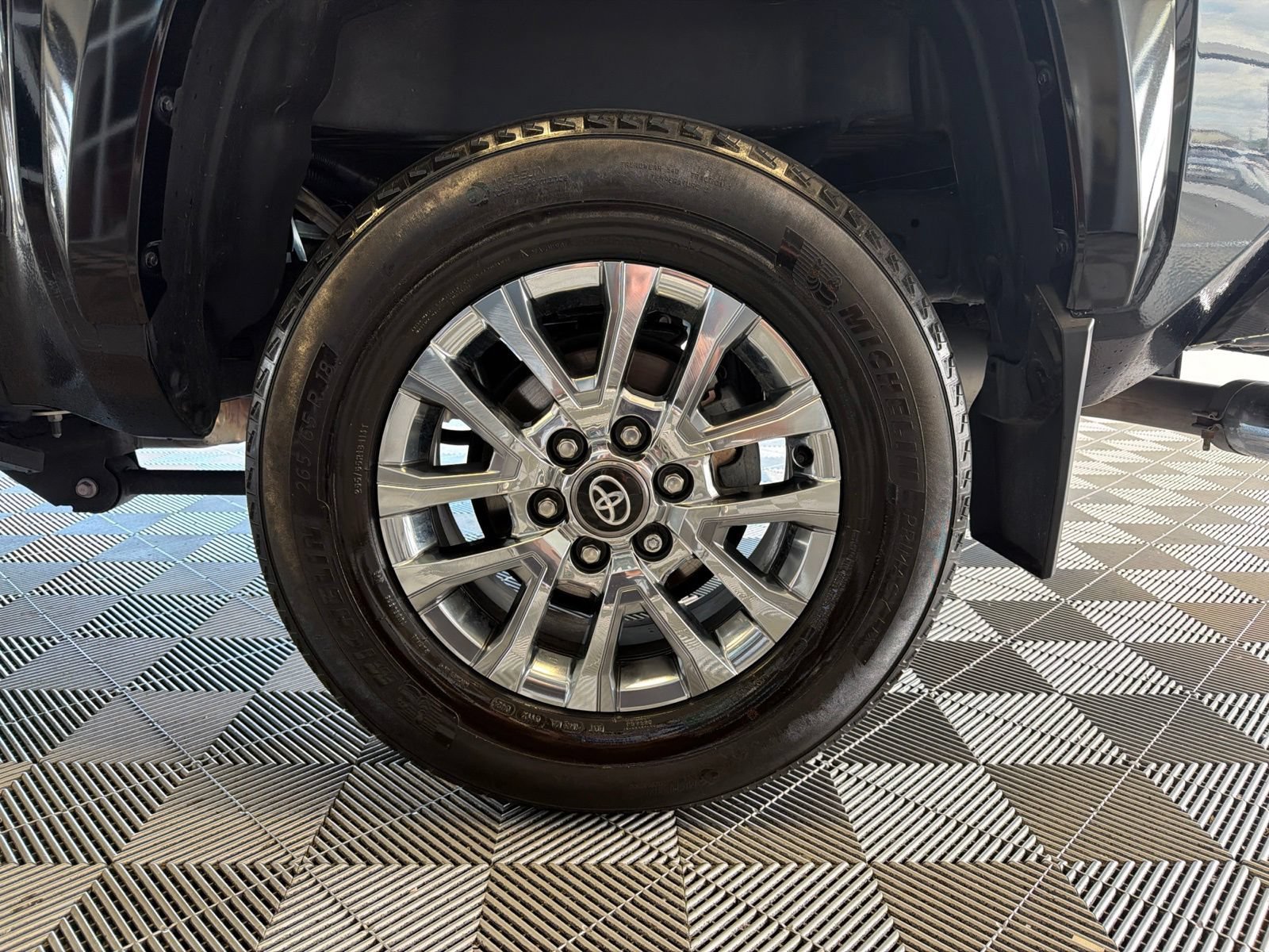 Used 2024 Toyota Tacoma Limited w/ Limited Package (LT) AWD/4WD image 8