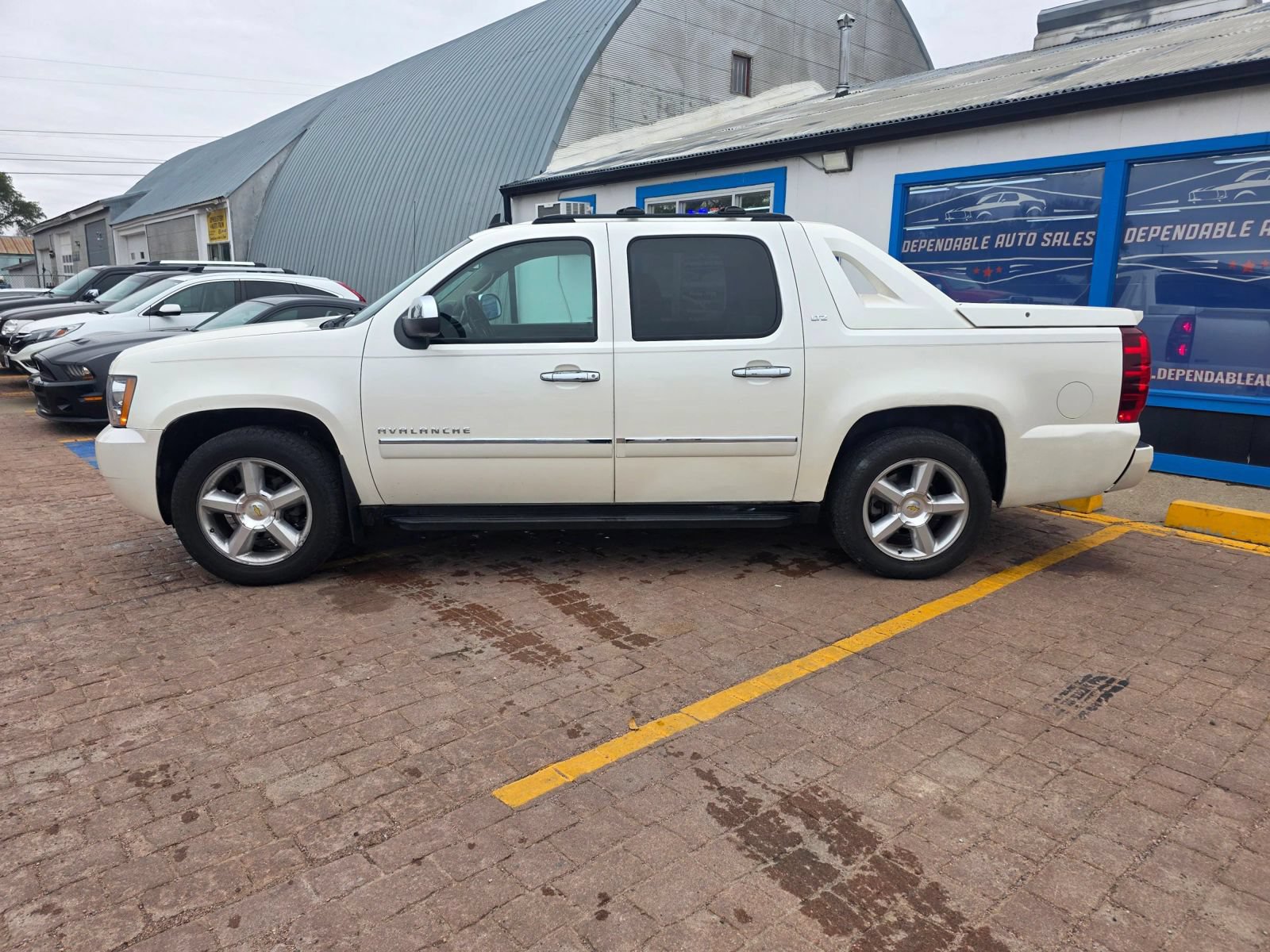 Used 2012 Chevrolet Avalanche LTZ AWD/4WD image 9