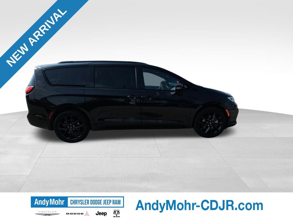 Used 2023 Chrysler Pacifica Limited w/ Uconnect Theater Family Group AWD/4WD image 4