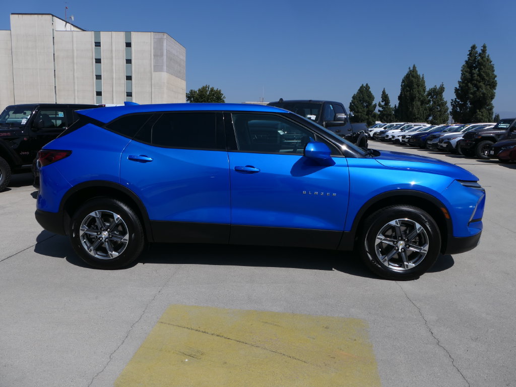 Used 2025 Chevrolet Blazer LT FWD image 2