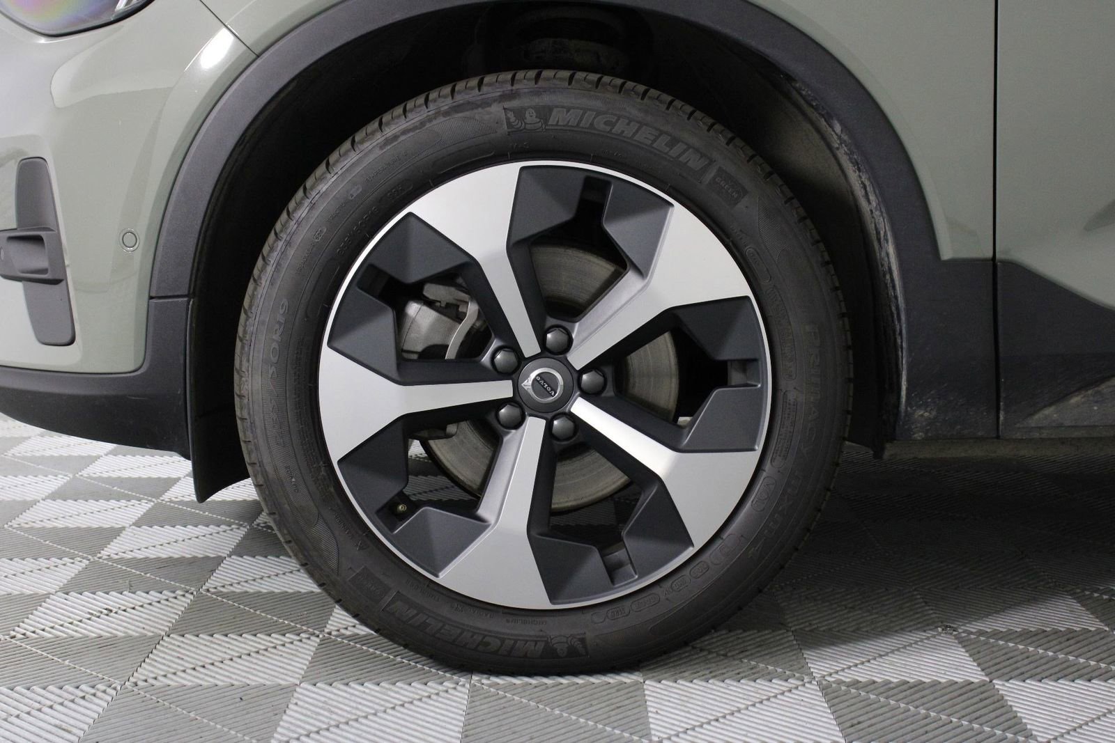 Certified 2025 Volvo XC40 B5 Plus image 28