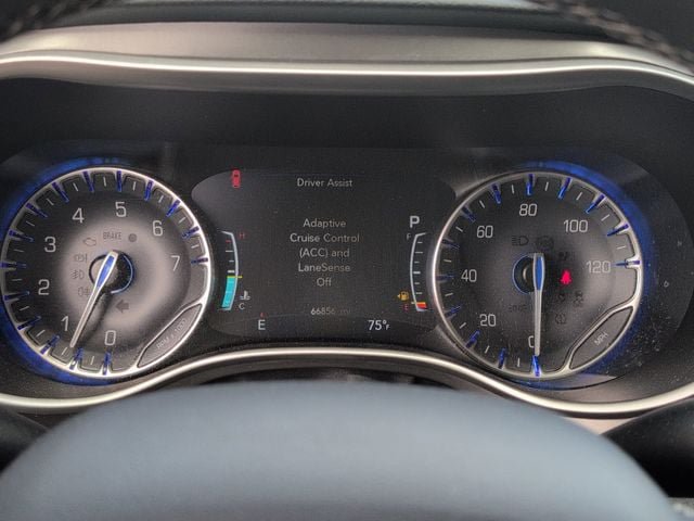 Used 2023 Chrysler Pacifica Touring-L FWD image 11