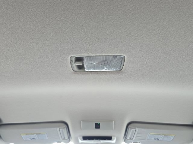 Used 2025 Nissan Versa SR w/ Trunk Package image 33