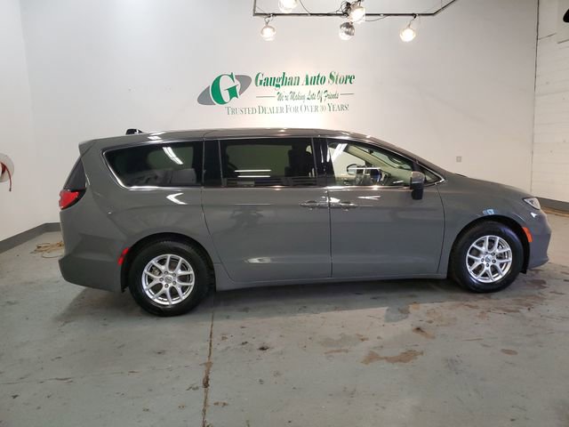 Used 2023 Chrysler Pacifica Touring-L FWD image 8