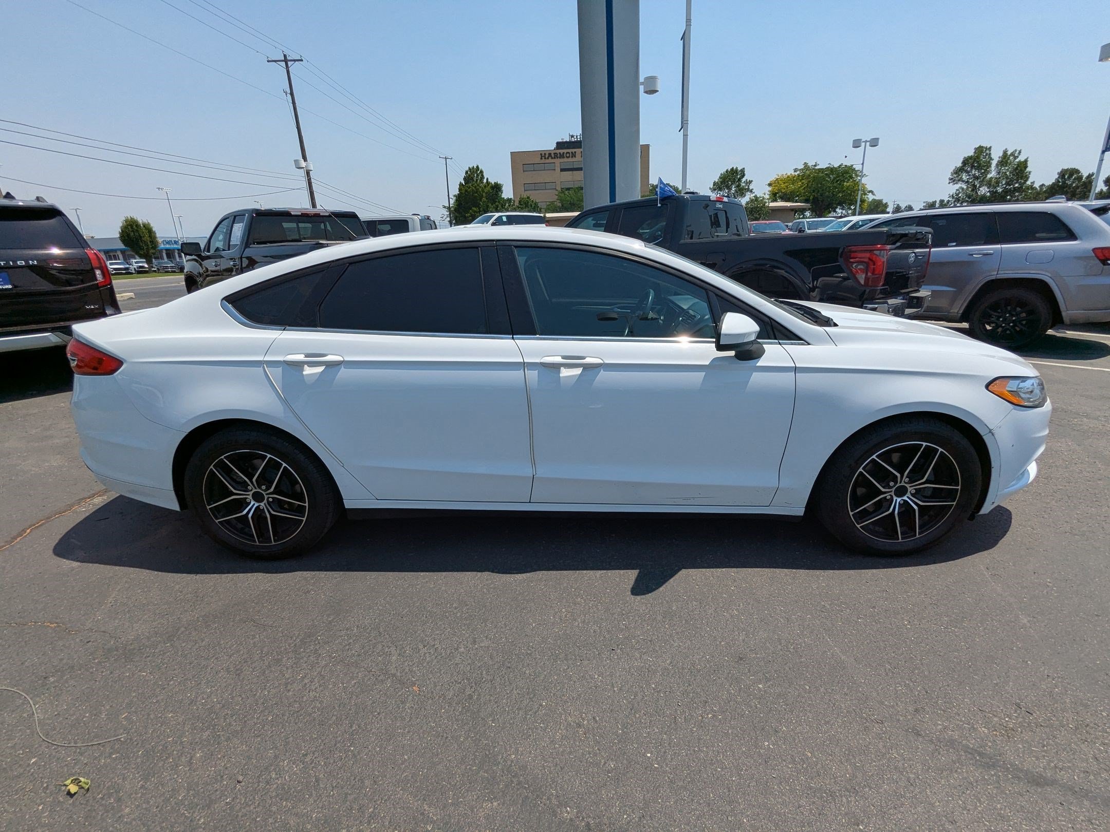 Used 2017 Ford Fusion SE w/ Fusion SE Technology Package FWD image 2