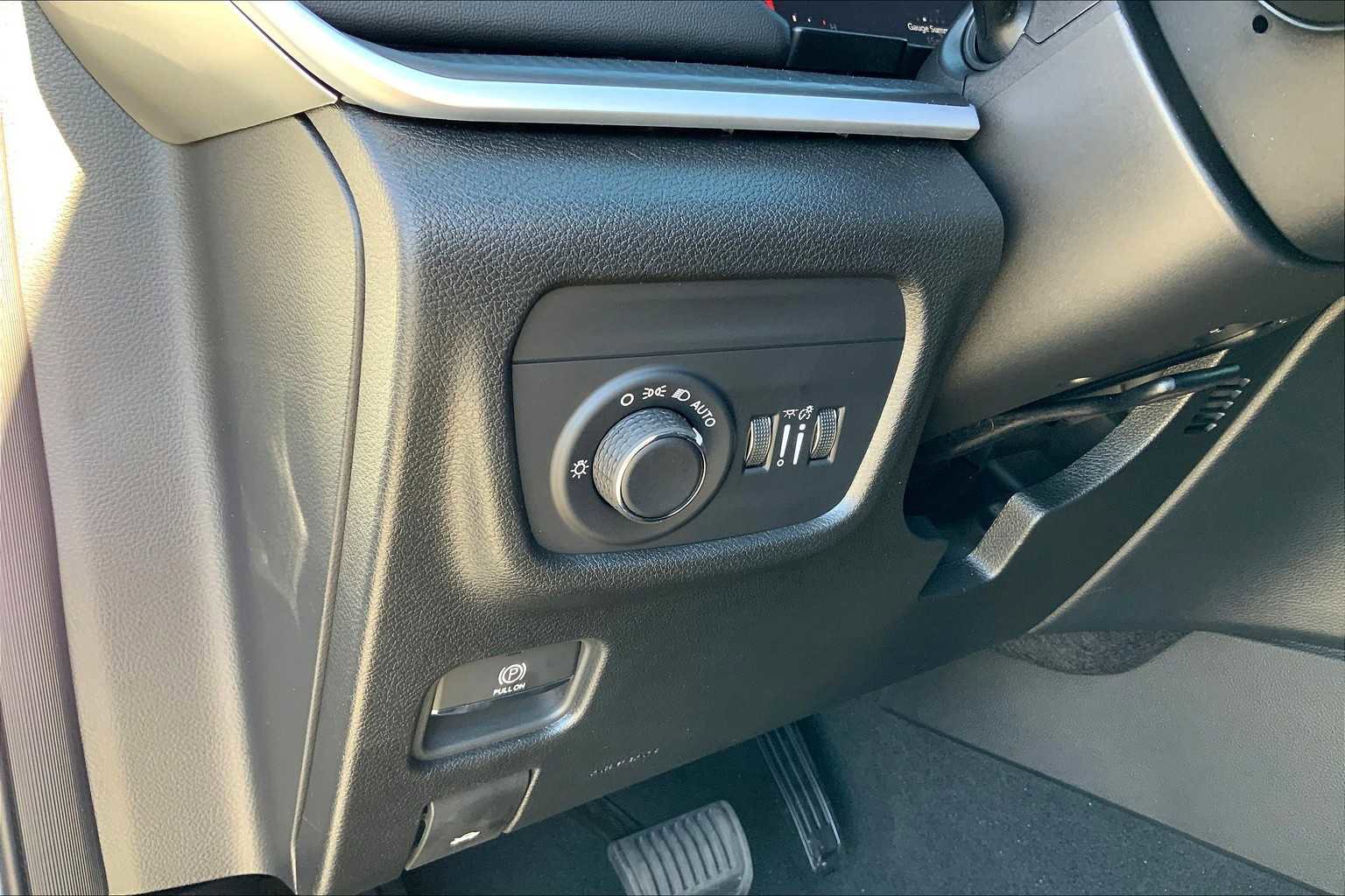 New 2025 Jeep Grand Cherokee L Laredo image 17