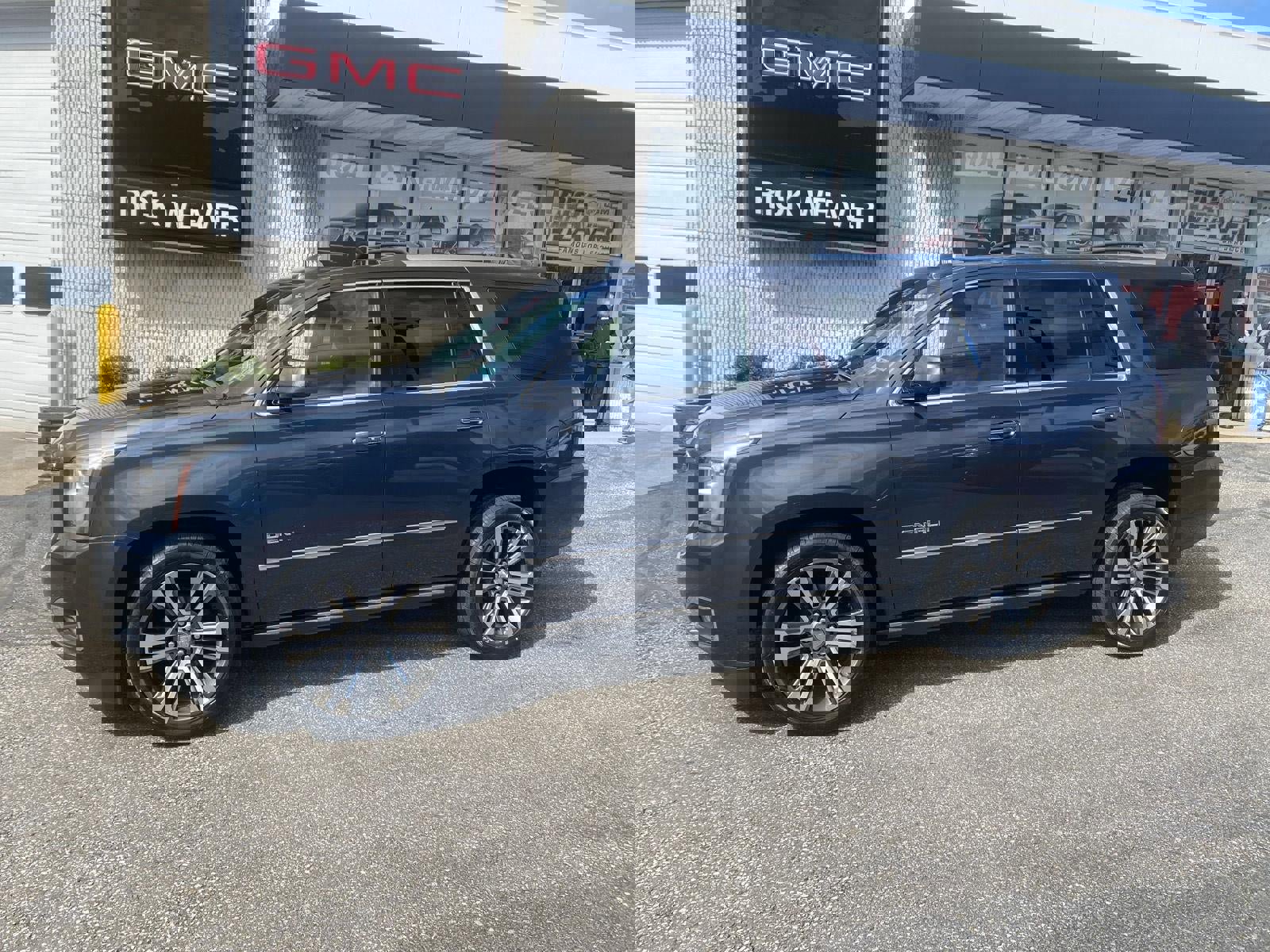 Used 2020 GMC Yukon Denali w/ Denali Premium Package image 3