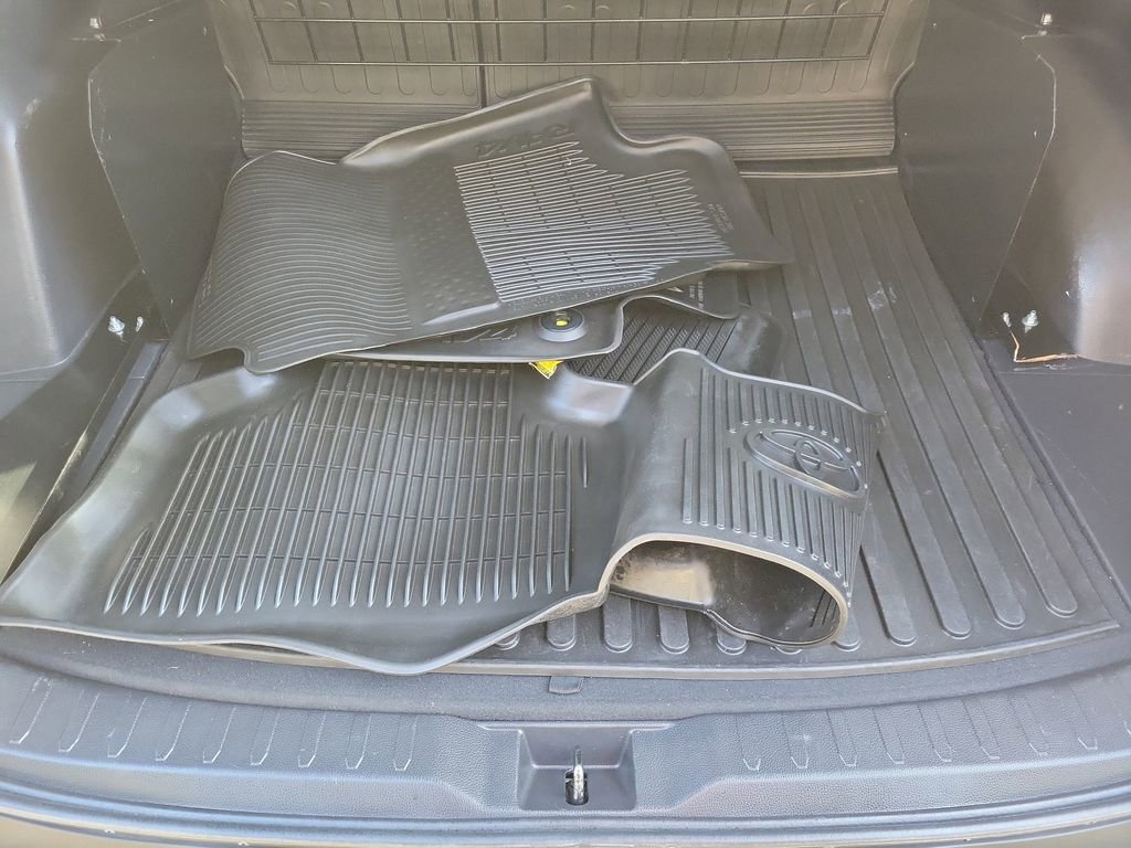 Used 2021 Toyota RAV4 LE image 7