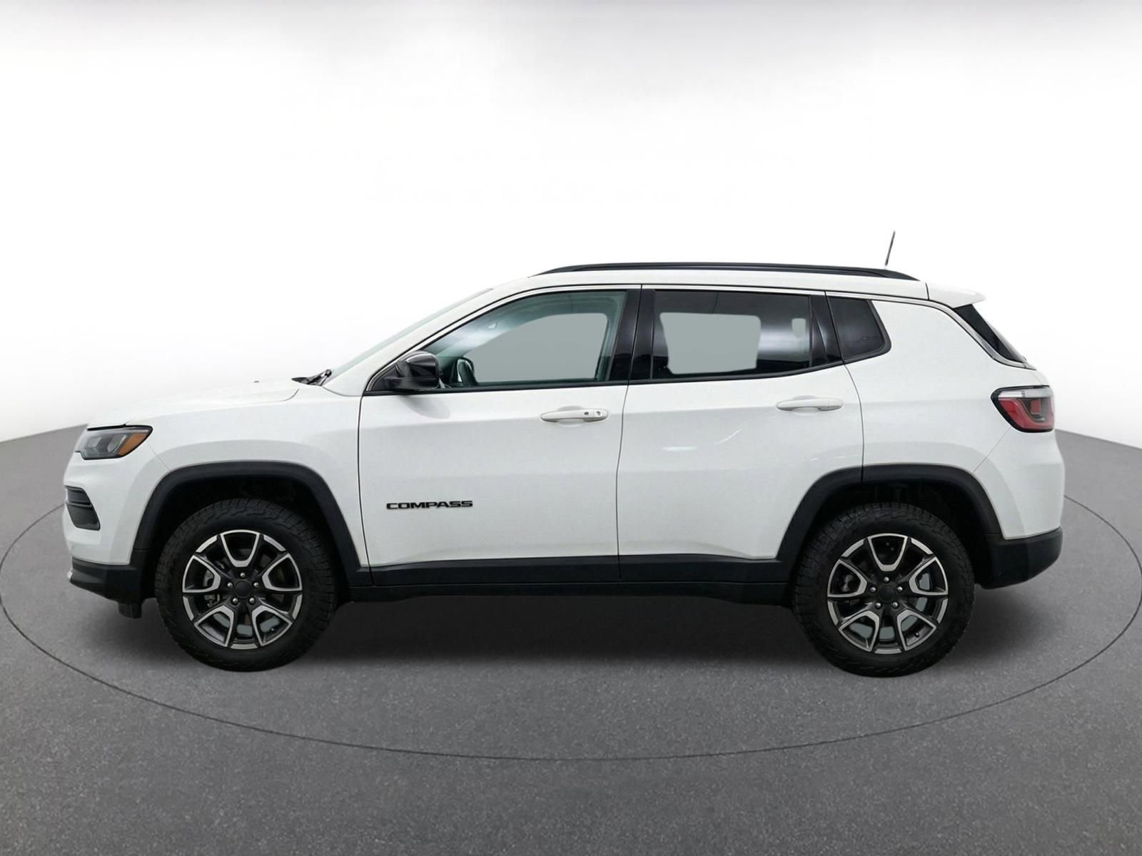 Used 2025 Jeep Compass Trailhawk AWD/4WD image 4