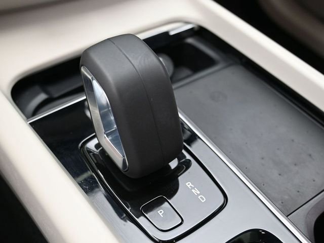 Used 2022 Volvo XC60 B5 Momentum image 23