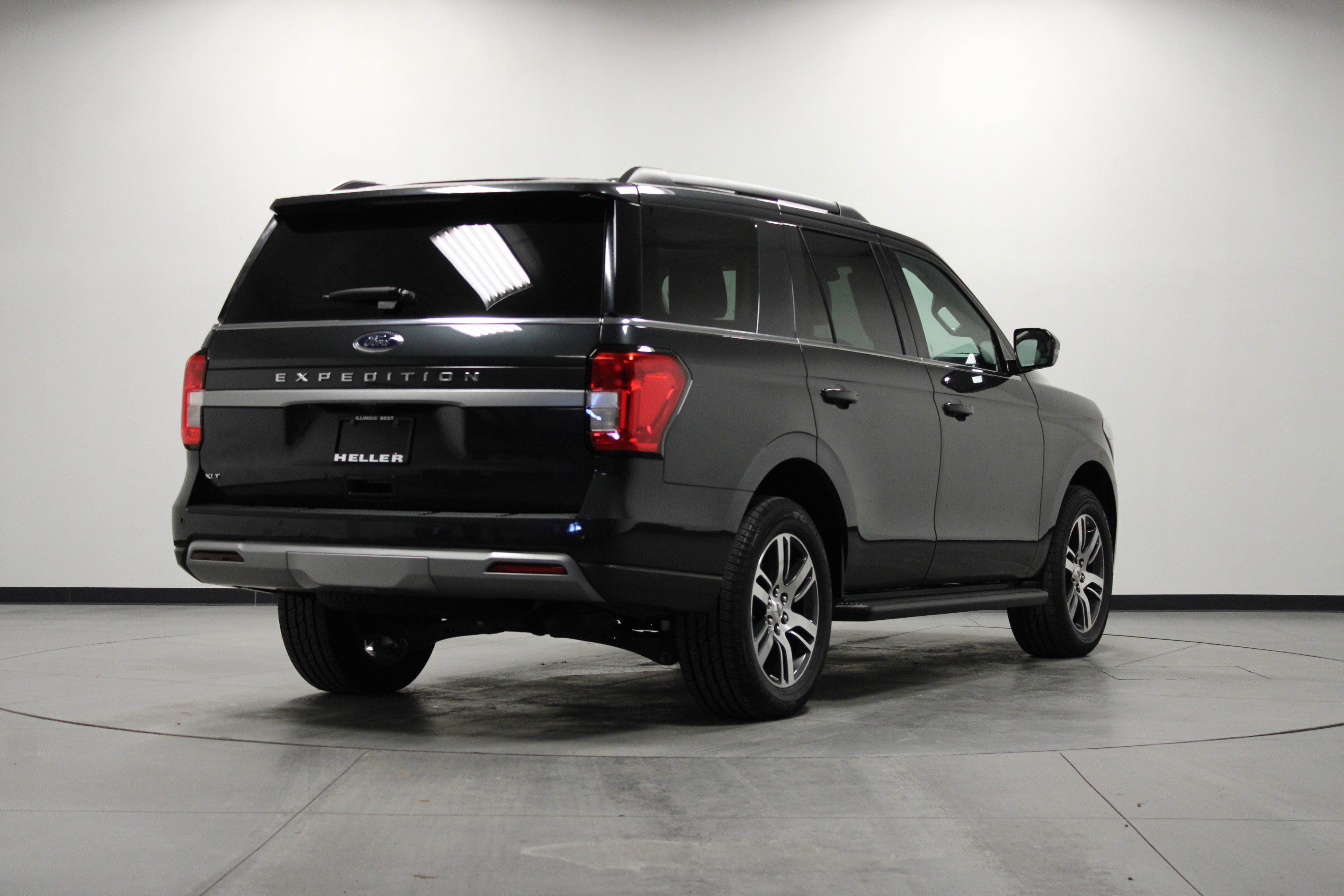 Used 2024 Ford Expedition XLT image 4