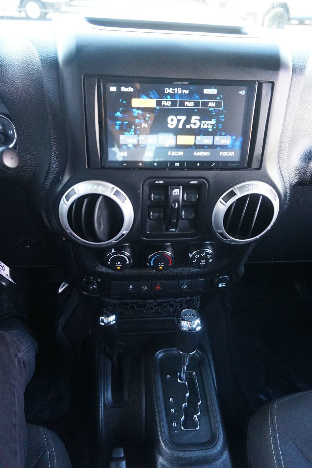 Used 2018 Jeep Wrangler Unlimited Sahara AWD/4WD image 27