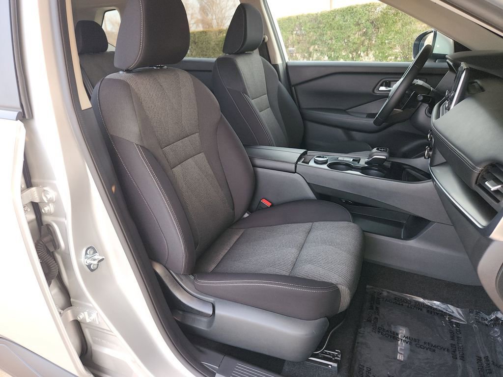 Used 2025 Nissan Rogue SV image 15