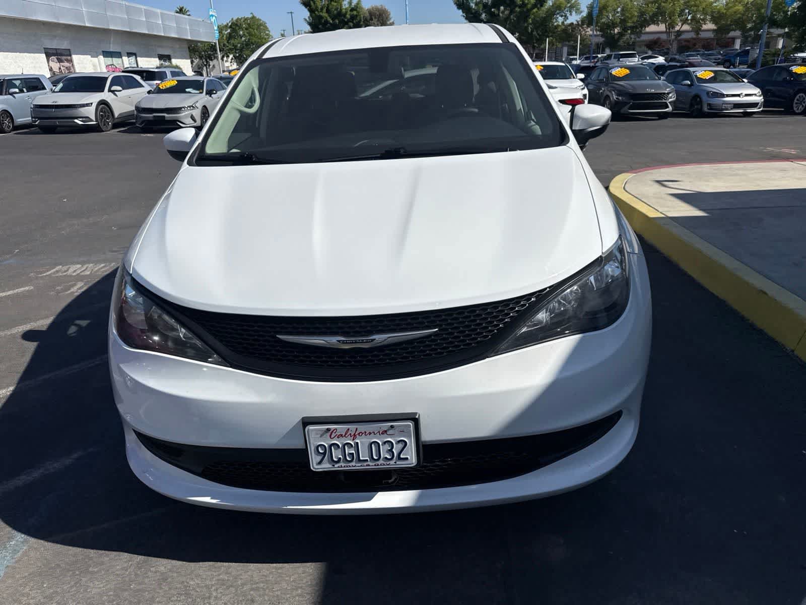 Used 2022 Chrysler Voyager LX FWD video 2