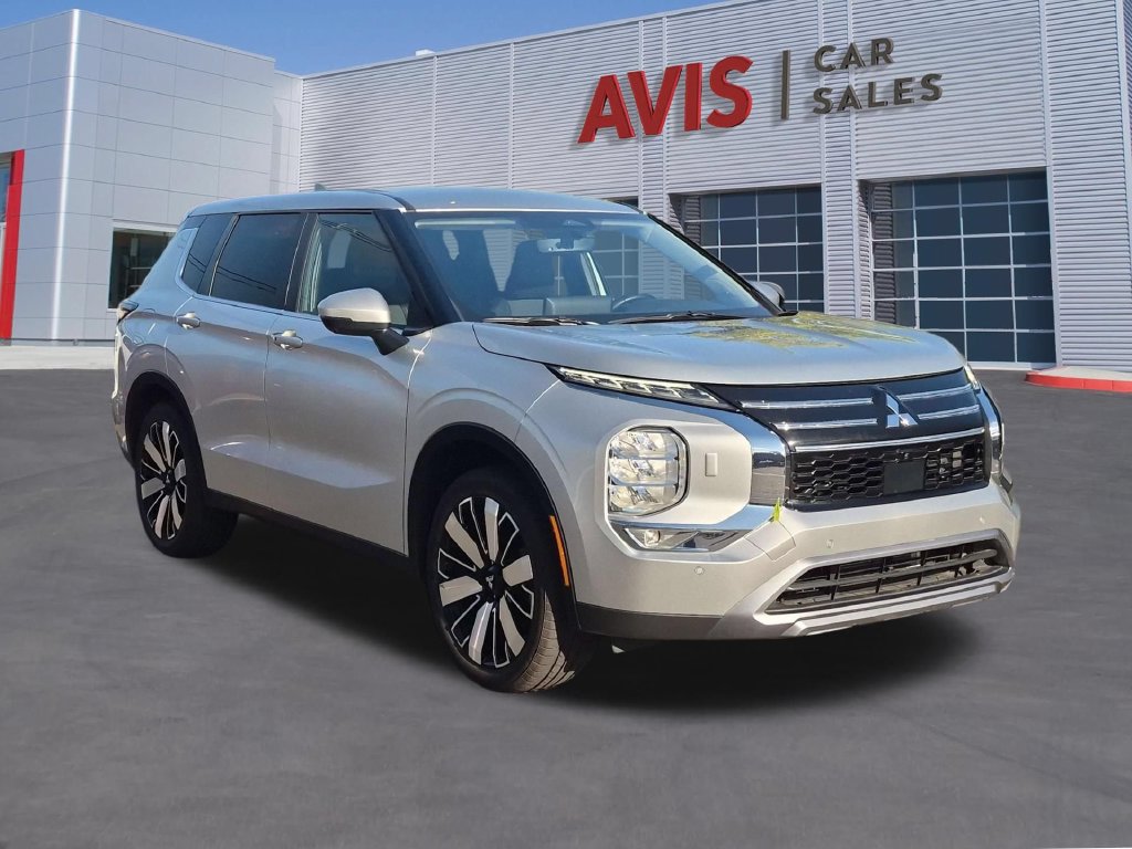 Used 2025 Mitsubishi Outlander SE AWD/4WD image 3