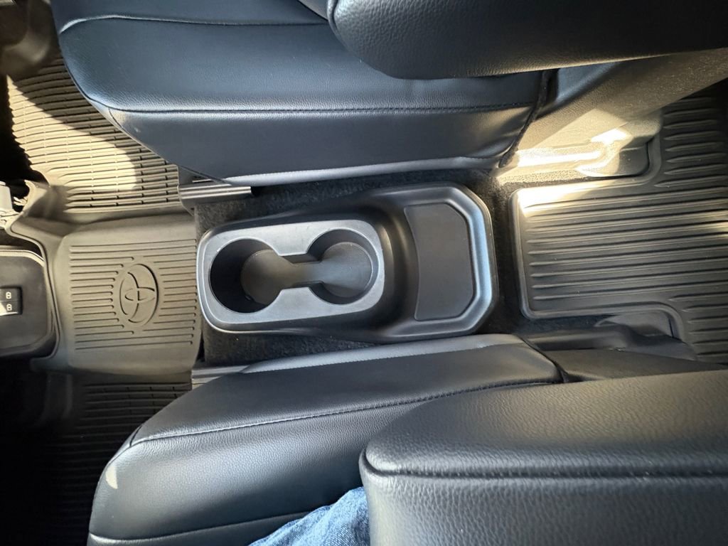 Used 2025 Toyota Highlander XLE image 12