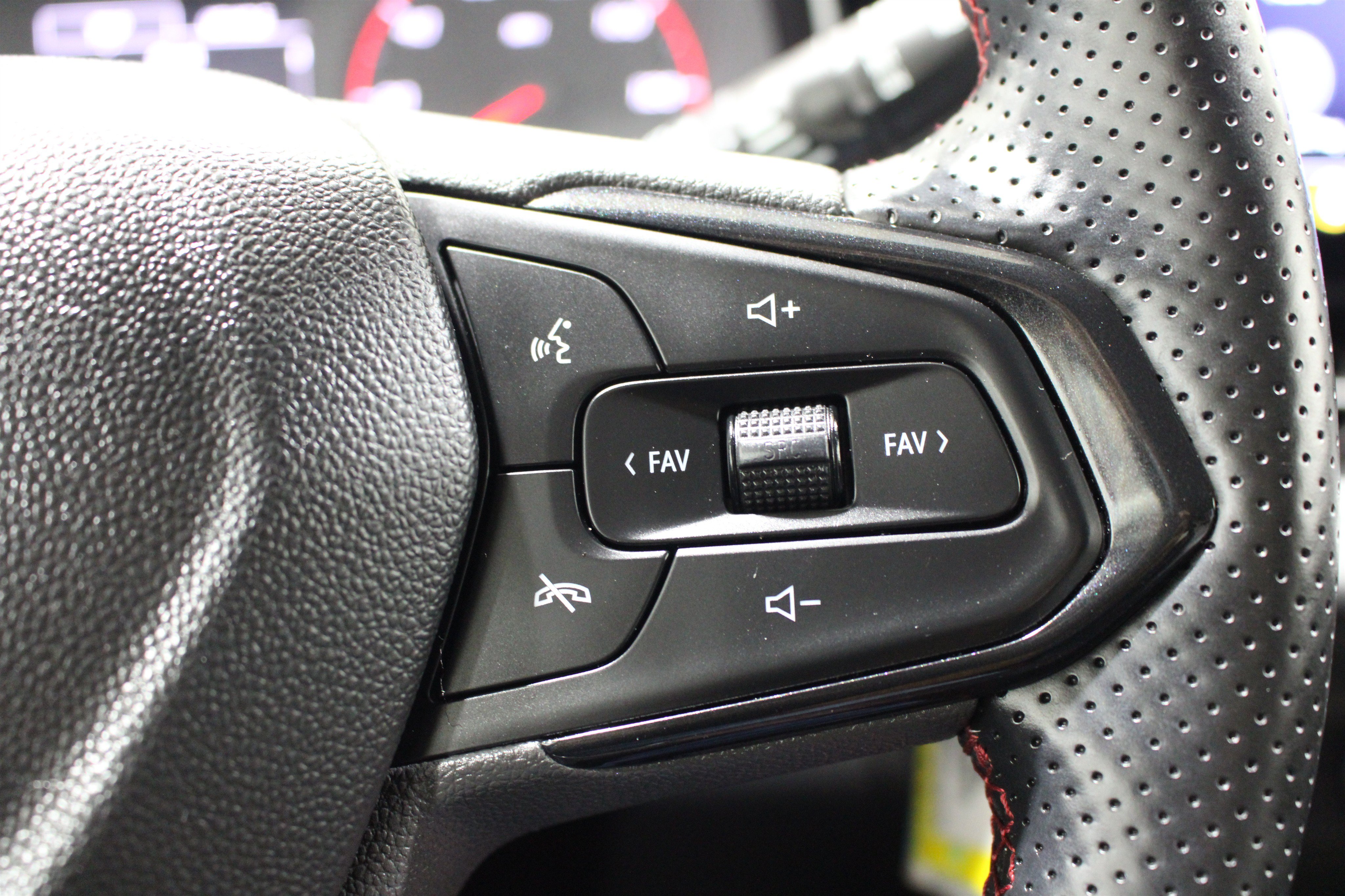 Used 2024 Chevrolet Trax RS w/ Driver Confidence Package FWD image 13