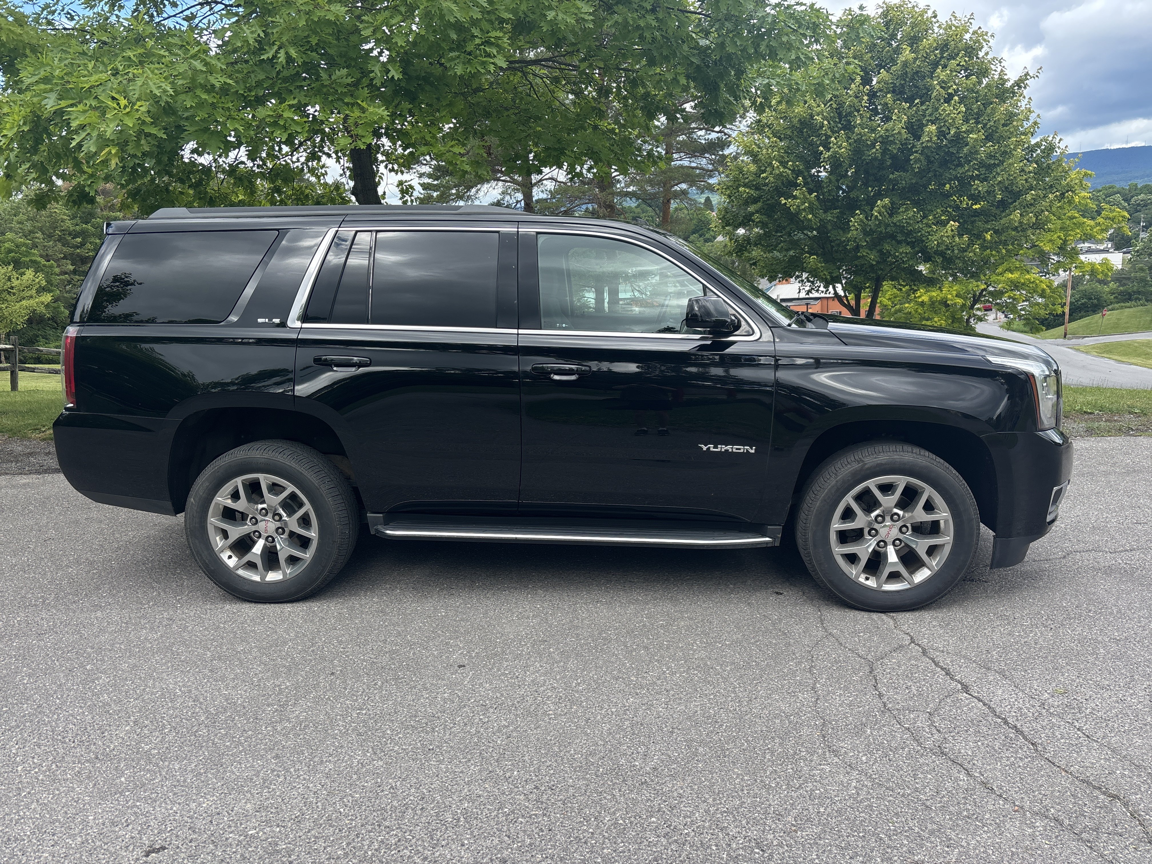 Used 2018 GMC Yukon SLE w/ SLE Value Package AWD/4WD image 2