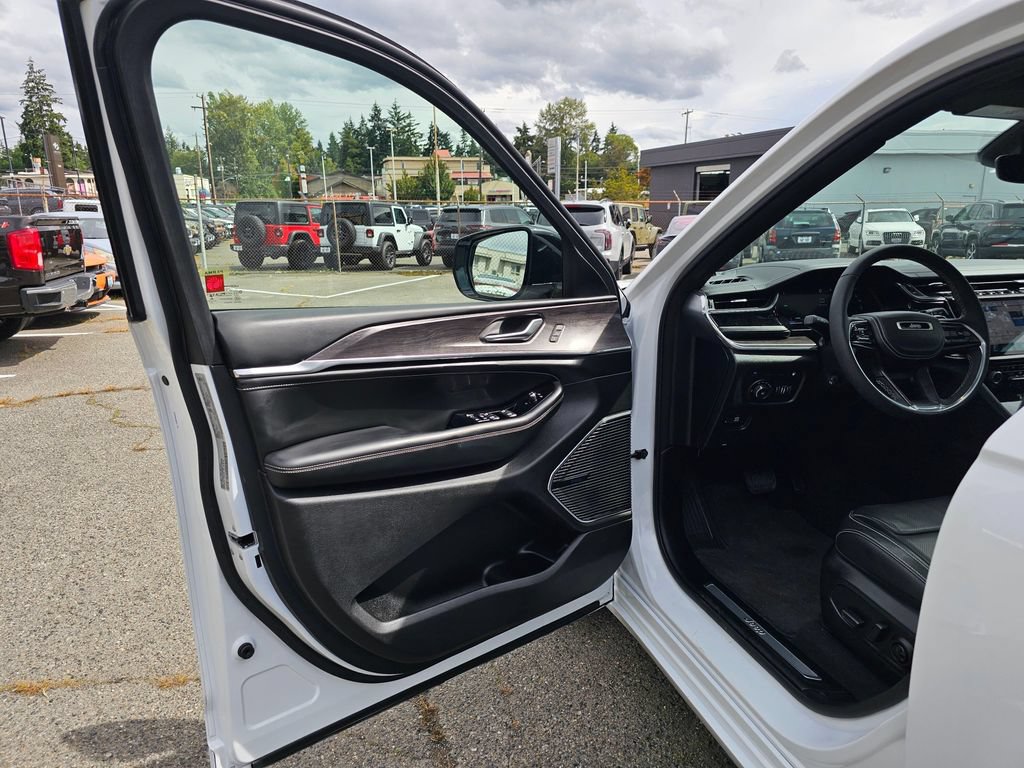 Used 2022 Jeep Grand Cherokee Overland AWD/4WD image 19