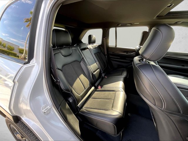 Used 2025 Jeep Grand Cherokee Altitude RWD image 29