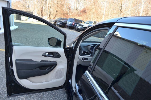 Used 2024 Chrysler Pacifica Touring-L image 15