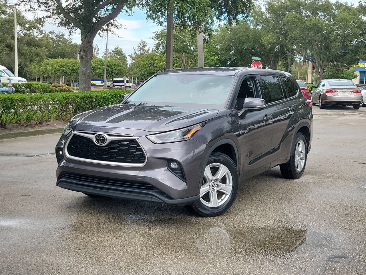 Used 2022 Toyota Highlander LE FWD image 1