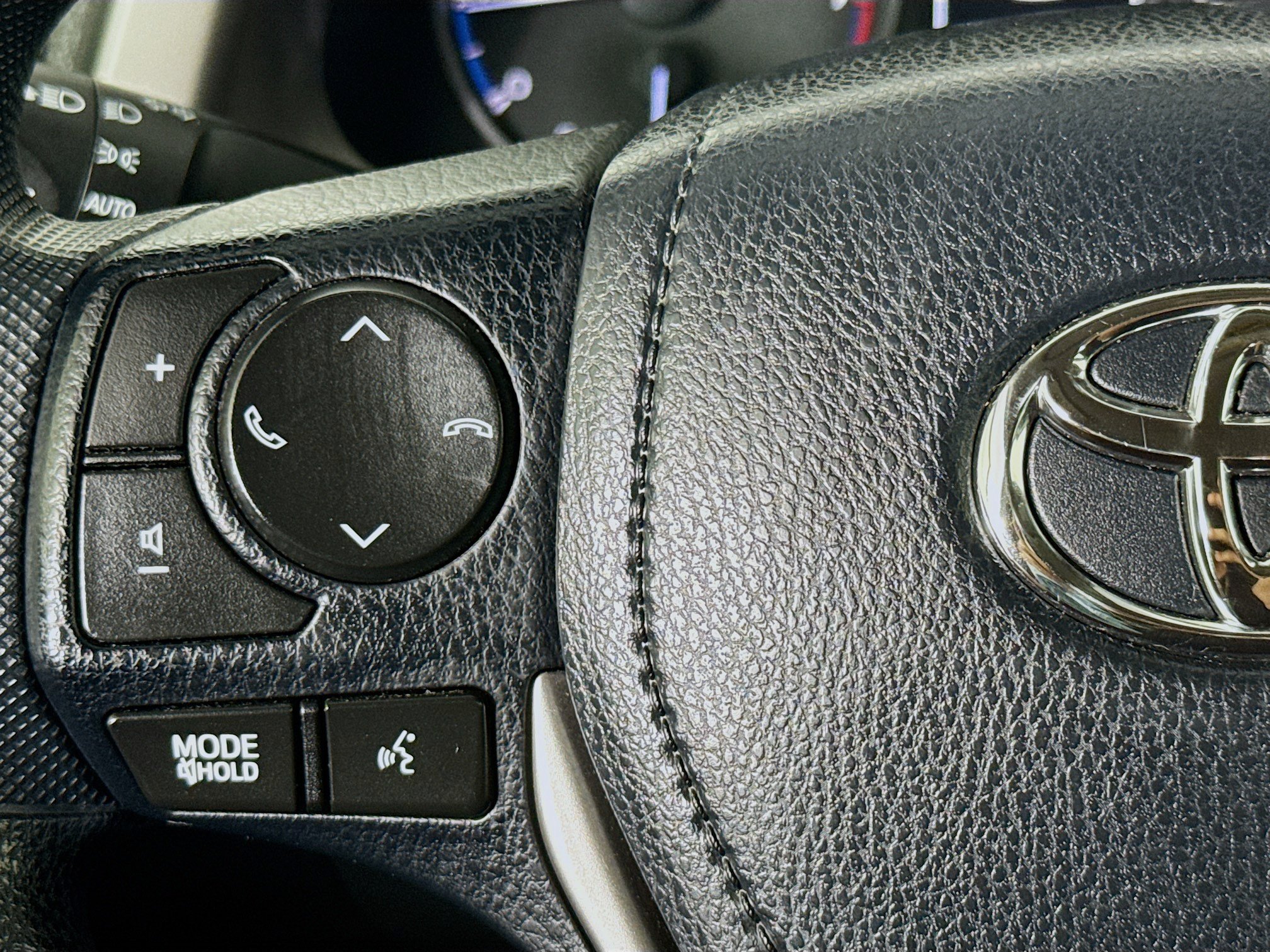 Used 2017 Toyota RAV4 LE FWD image 11
