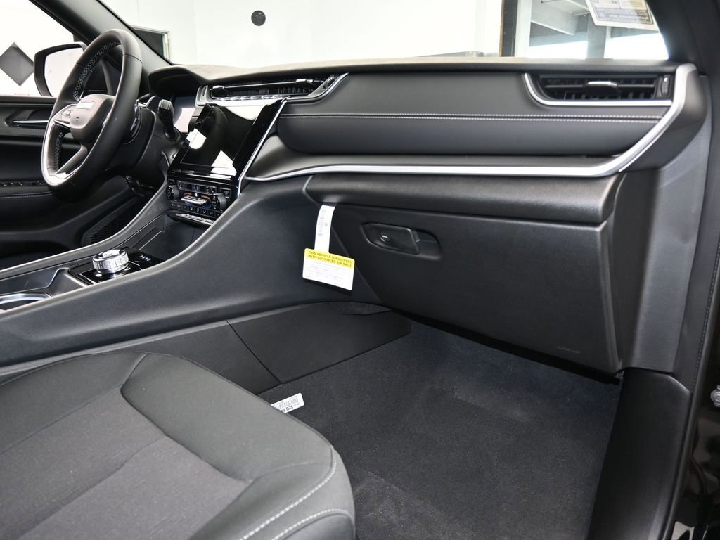 Used 2024 Jeep Grand Cherokee L Laredo w/ Luxury Tech Group I image 33