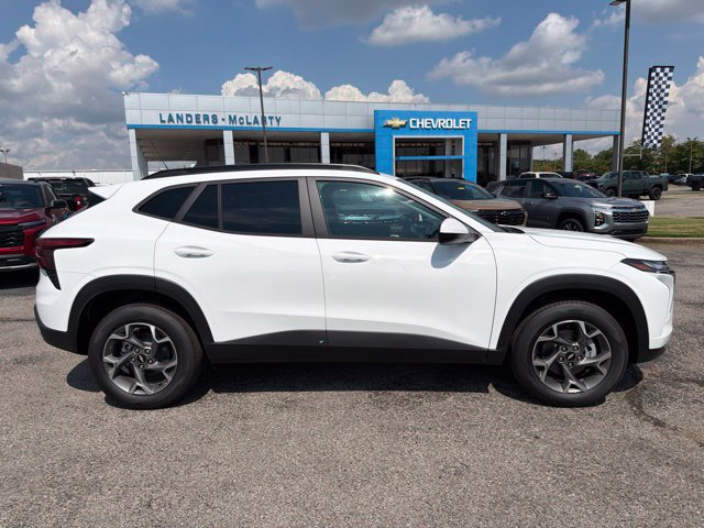 New 2026 Chevrolet Trax LT FWD image 2