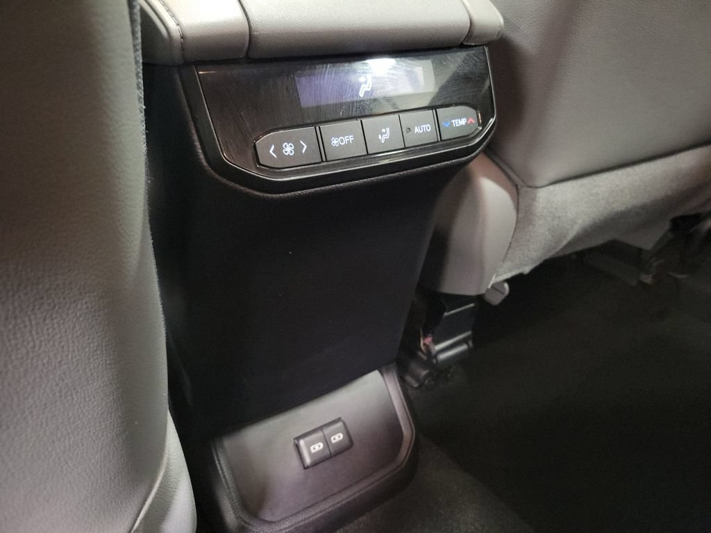 Used 2023 Toyota Highlander XLE AWD/4WD image 29