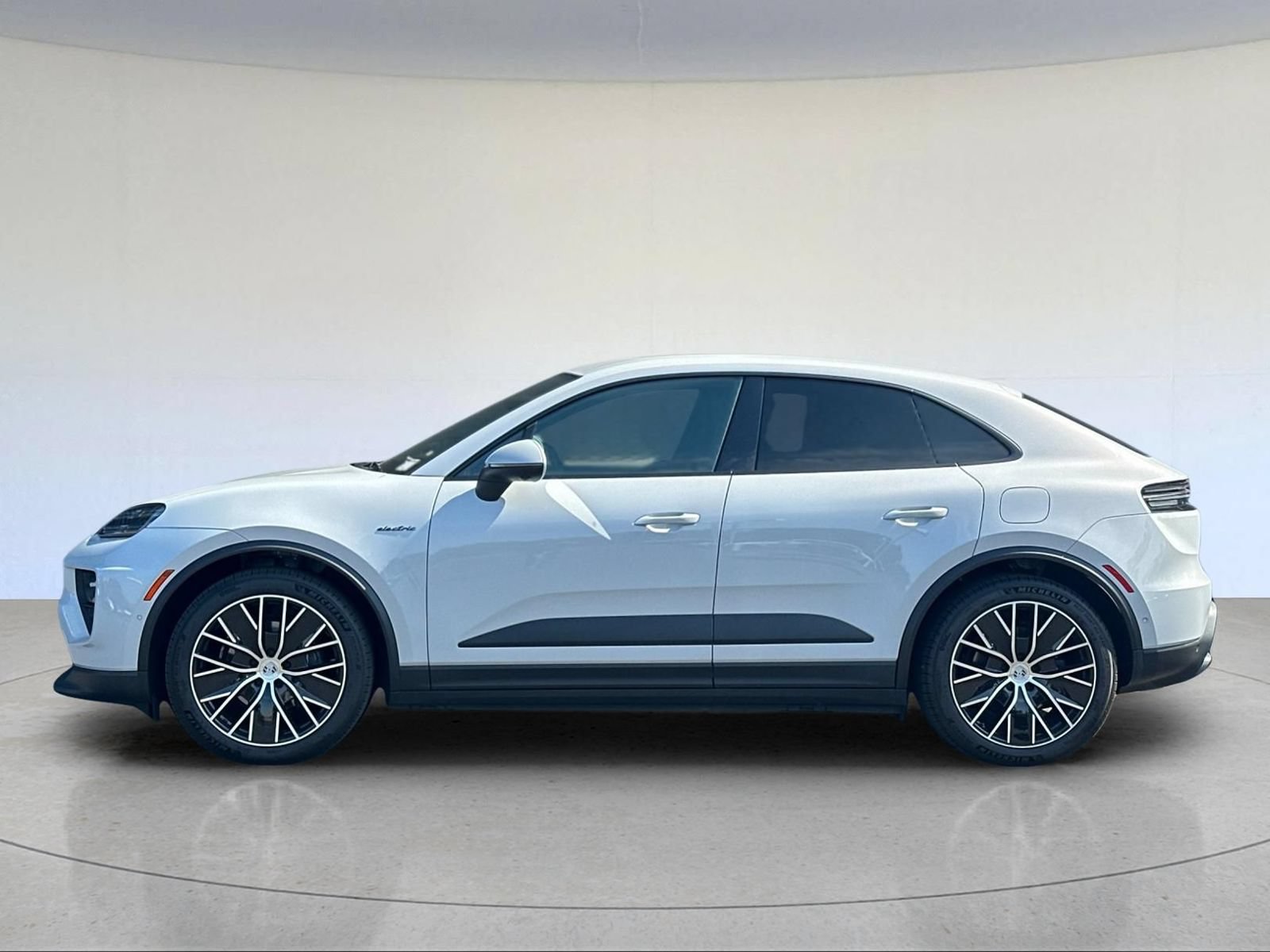 Certified 2025 Porsche Macan Electric RWD image 3