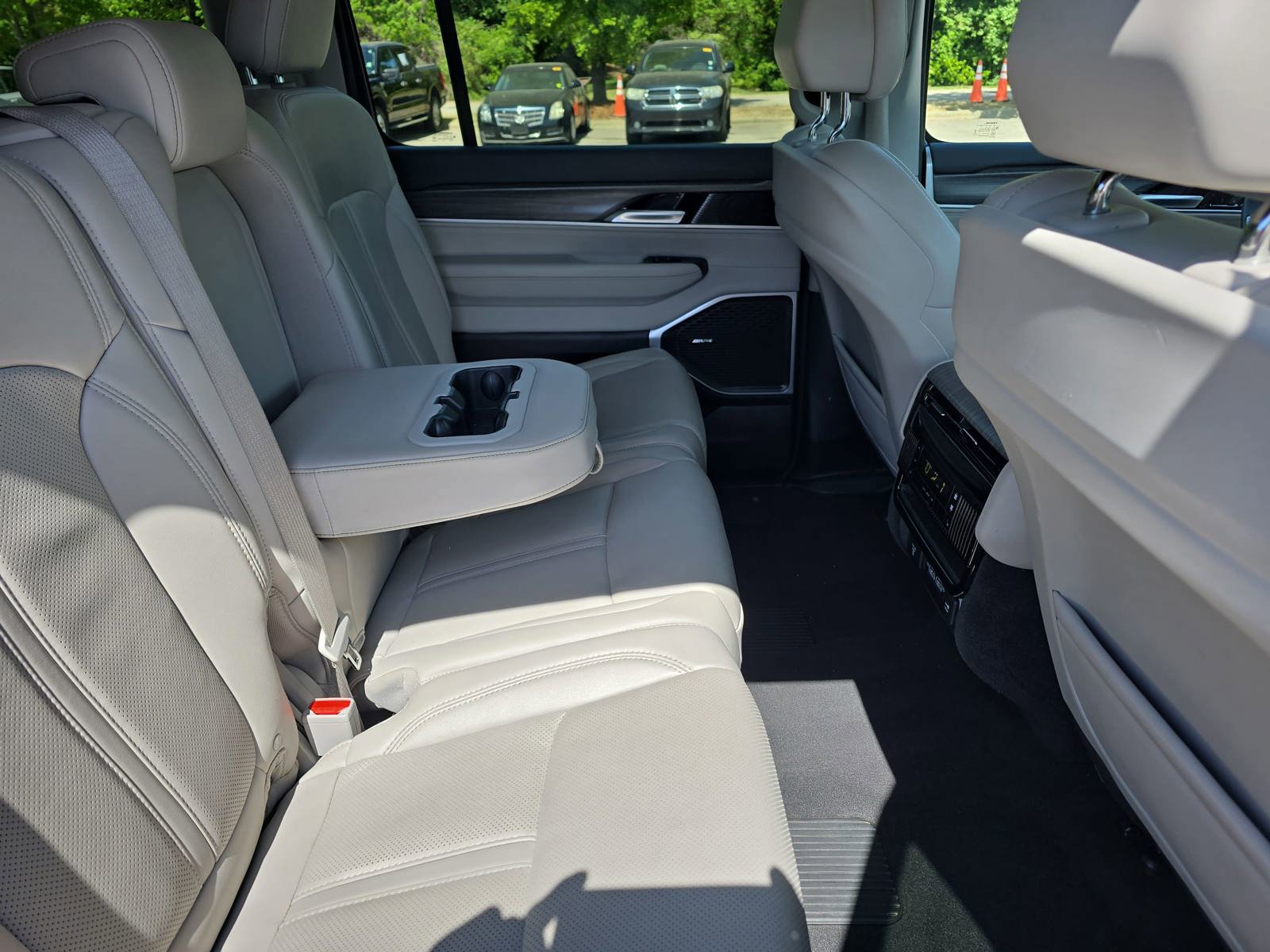 Used 2024 Jeep Wagoneer L Series II w/ Flexible Seating Group RWD image 13