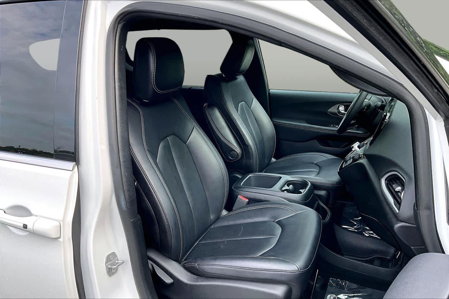 Used 2025 Chrysler Pacifica Select FWD image 9