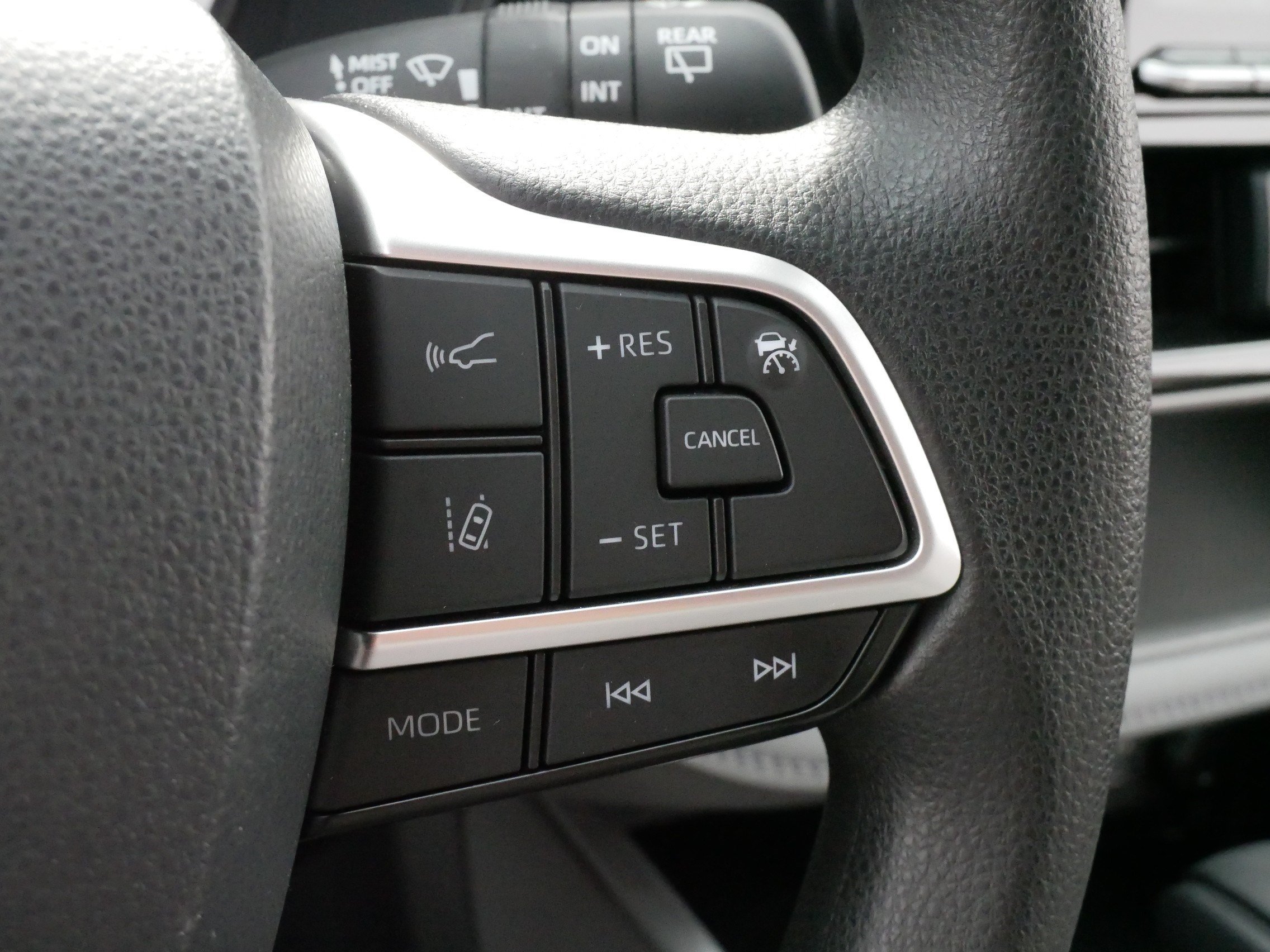 Used 2023 Toyota Highlander L AWD/4WD image 25