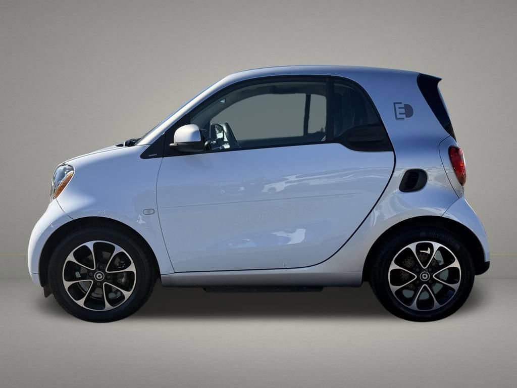 Used 2017 smart fortwo pure image 2
