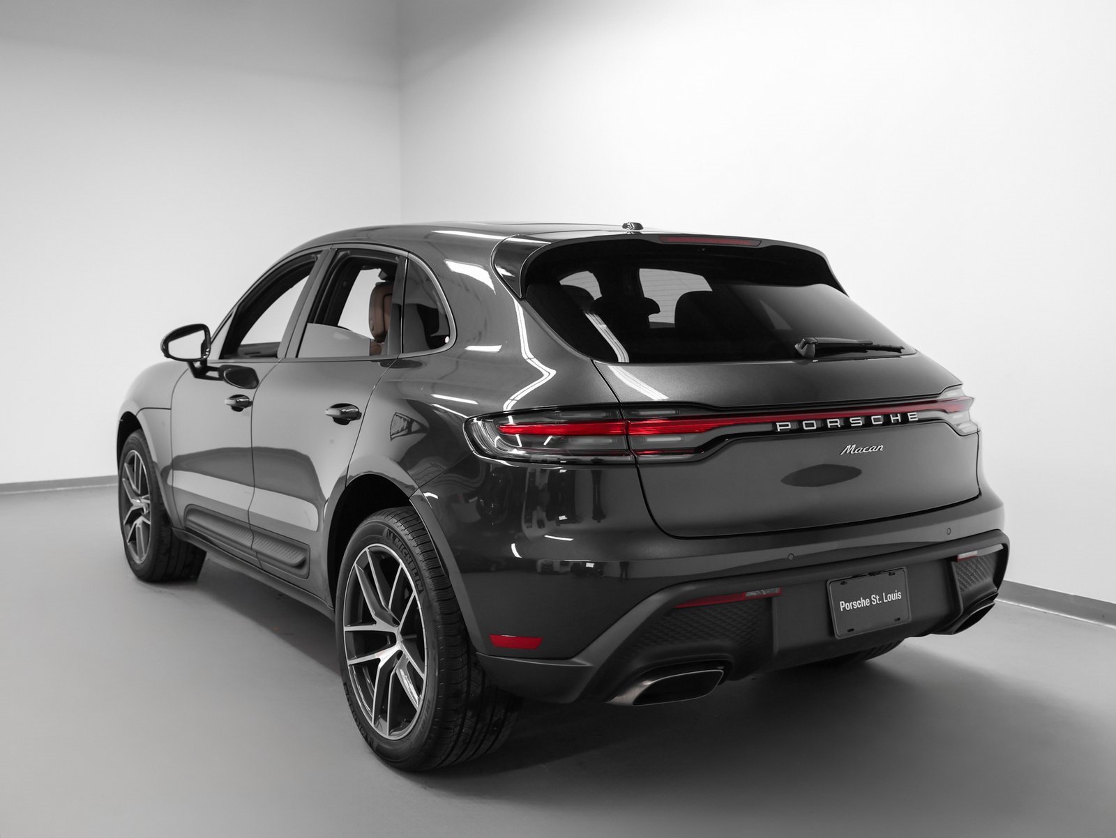 Used 2025 Porsche Macan image 3