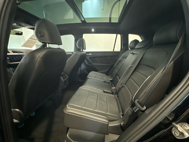 Used 2022 Volkswagen Tiguan SEL R-Line AWD/4WD image 15