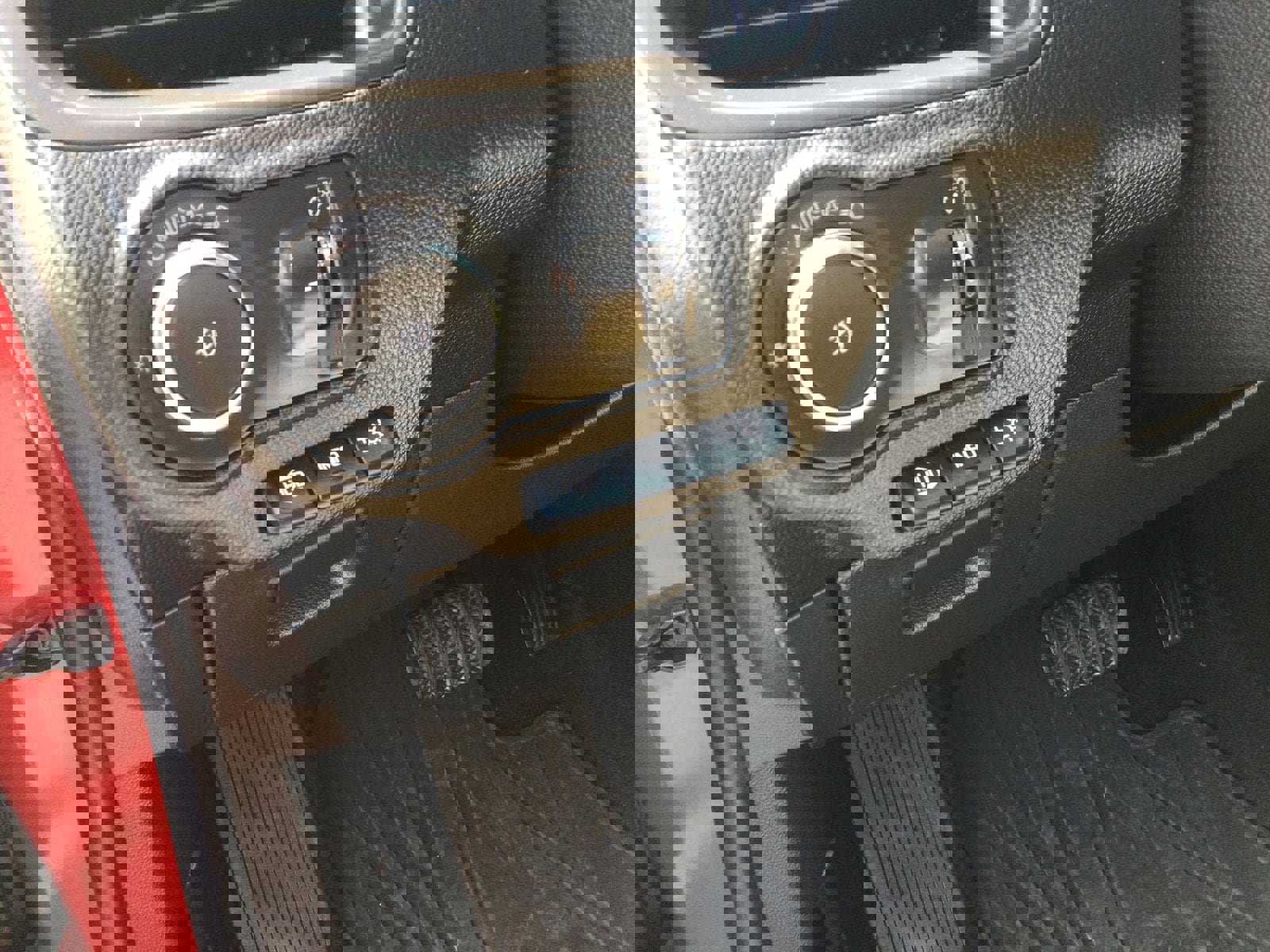 Used 2019 Buick Envision Premium w/ Driver Confidence Package image 17