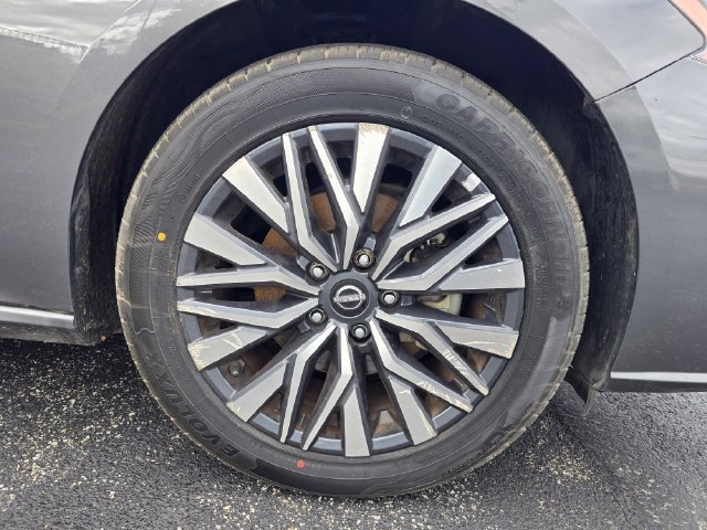 Used 2025 Nissan Altima 2.5 SV FWD image 11