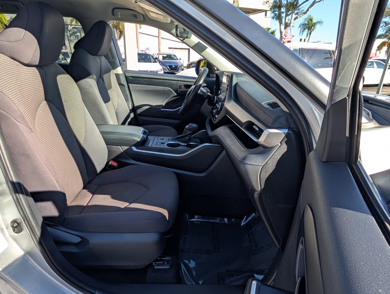 Used 2022 Toyota Highlander LE image 19