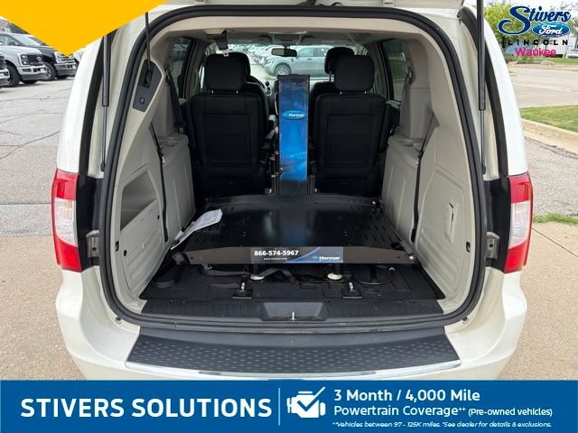 Used 2011 Chrysler Town & Country Touring-L FWD image 9