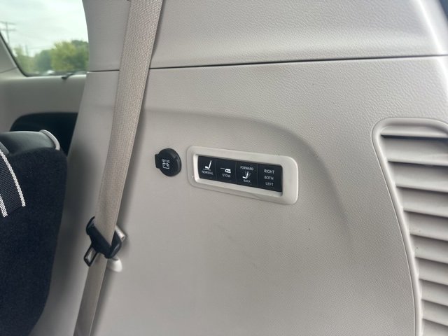 Used 2022 Chrysler Pacifica Limited image 32