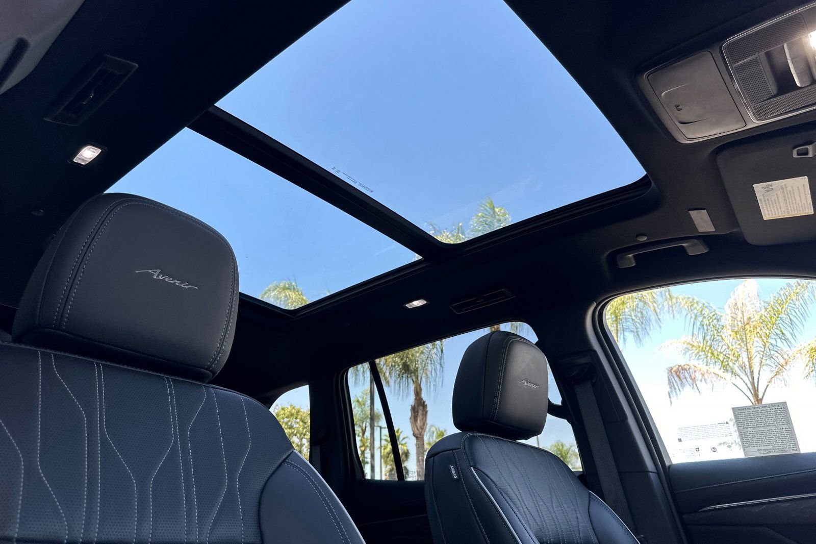 Certified 2025 Buick Enclave Avenir FWD image 19