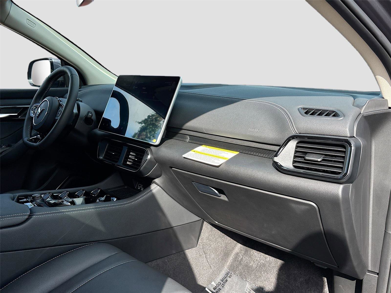 New 2025 VinFast VF 8 Eco AWD/4WD image 28