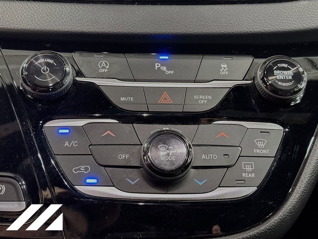 Used 2020 Chrysler Pacifica Touring-L FWD image 17