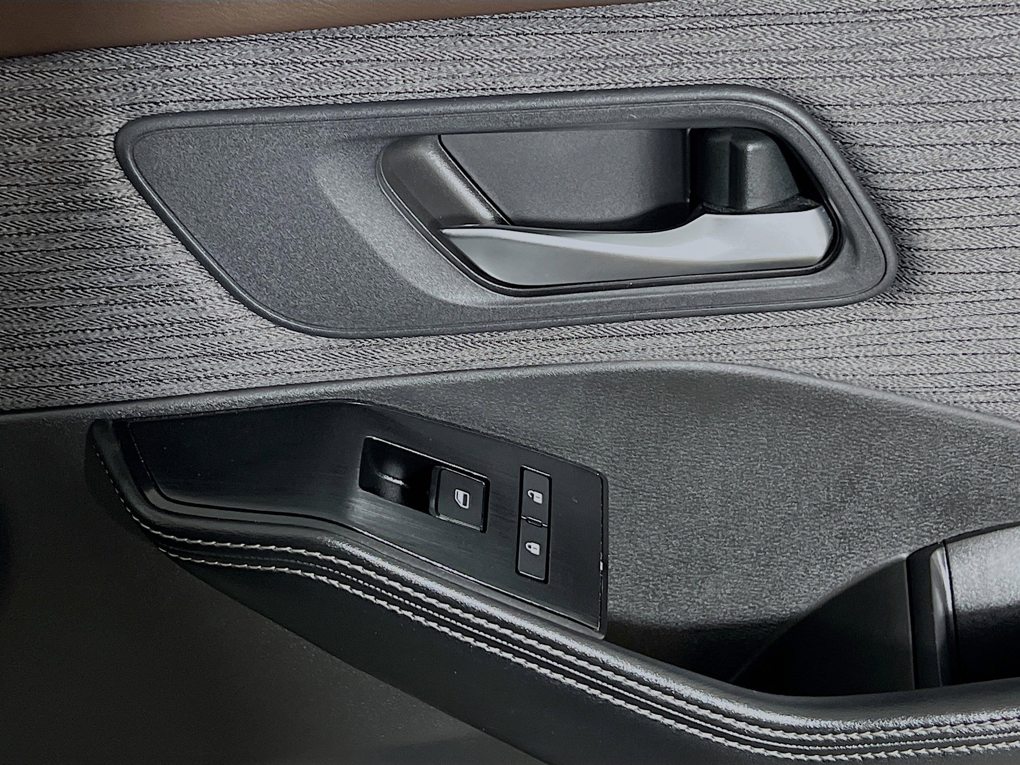 Used 2023 Nissan Rogue SV image 32