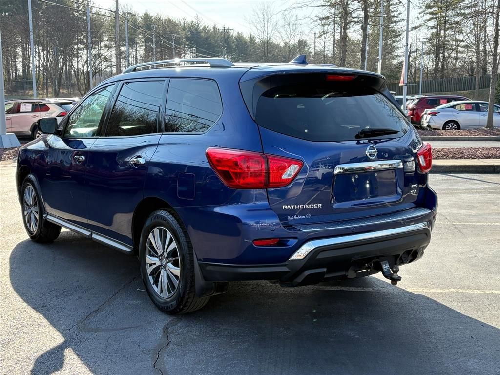Used 2020 Nissan Pathfinder SV image 4