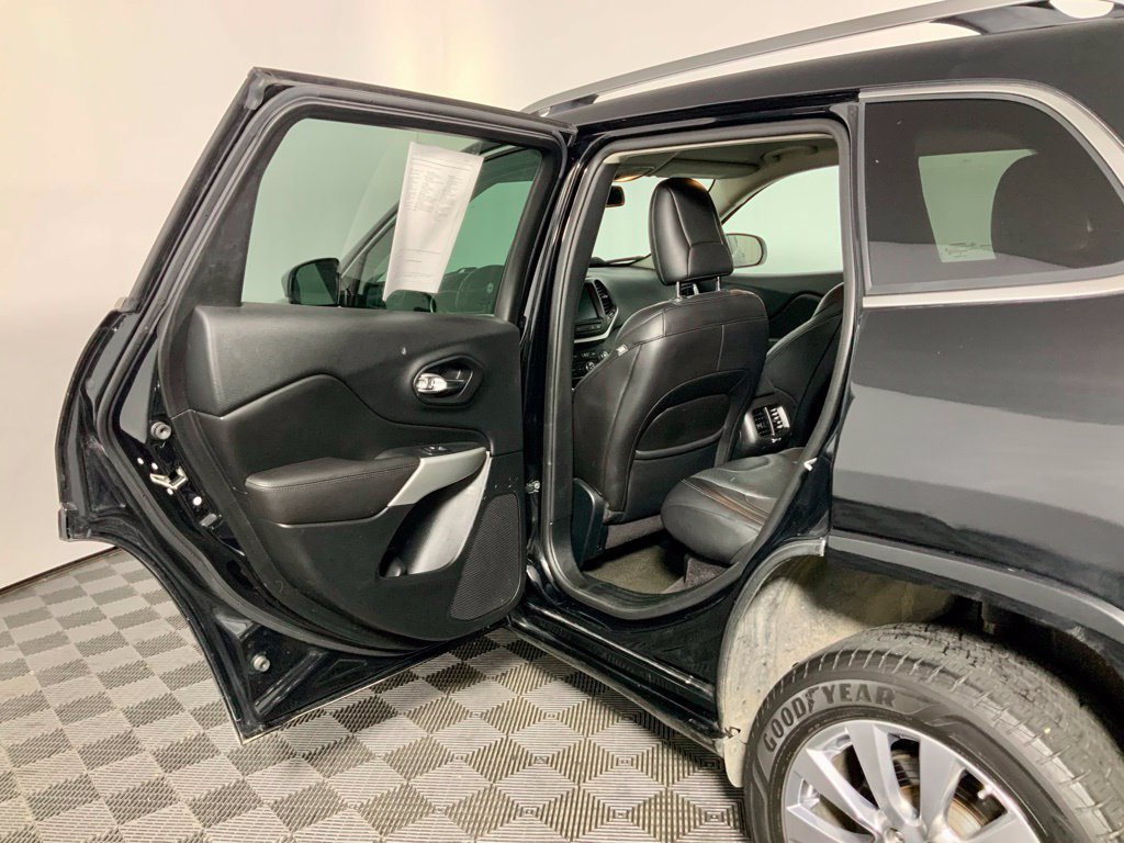 Used 2018 Jeep Cherokee Overland w/ Technology Group AWD/4WD image 25