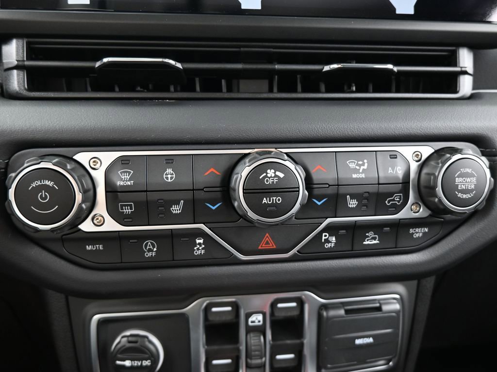 Used 2025 Jeep Wrangler Unlimited Sahara AWD/4WD image 20